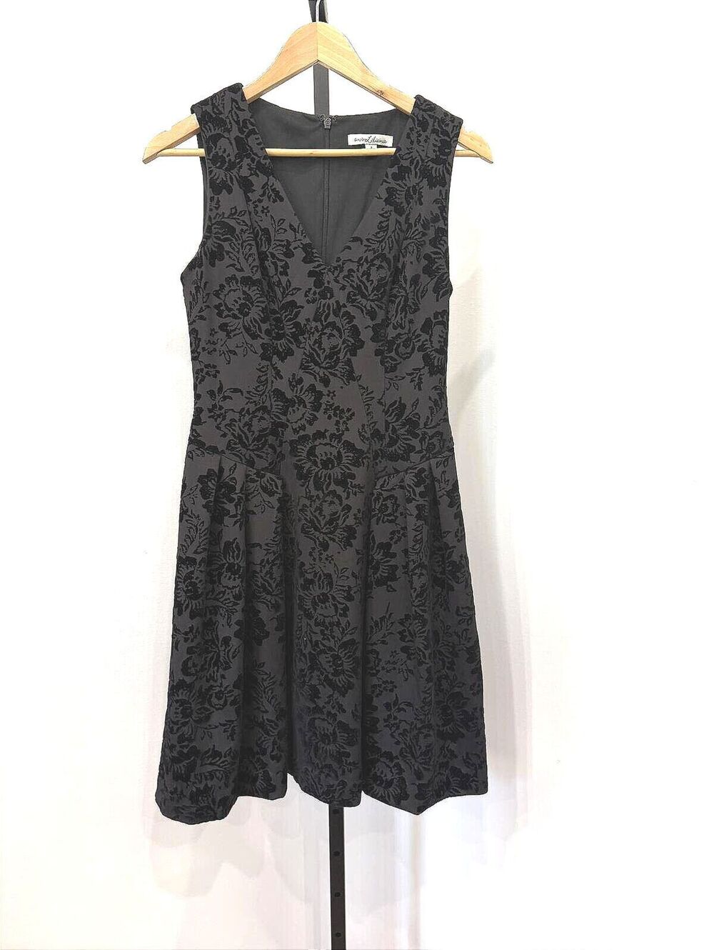 Simply Liliana Size 4 Velvet Black Floral Pattern Sleeveless Dress